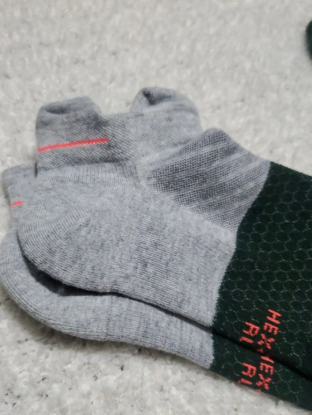 Bombas Men's Low-Cut HEXTEC RUN Athletic Socks in Dark Green, Light Gray-3 Pack
